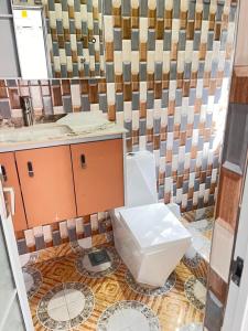 KontrajesoAnKeS Lodge的带马桶和水槽的浴室