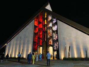 un groupe de personnes debout devant une église dans l'établissement São João Paulo II - Casa de Retiro, à Aquiraz