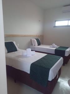 deux lits dans une chambre avec twothirdsessionsyss dans l'établissement São João Paulo II - Casa de Retiro, à Aquiraz