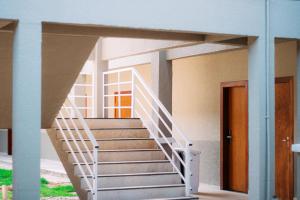 Un escalier mène à un bâtiment avec une porte. dans l'établissement São João Paulo II - Casa de Retiro, à Aquiraz