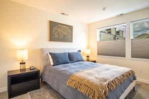 Postel nebo postele na pokoji v ubytování Mountain View Villa - Lux 3BD w/Roof Terrace - Downtown Hailey