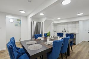 Η κουζίνα ή μικρή κουζίνα στο Airport Hanger Suite II