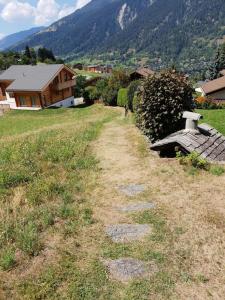 un camino de tierra en un campo al lado de una casa en Ferienwohnung Ritz, en Ernen 9 fotos más