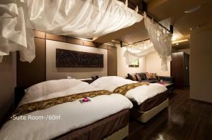 a hotel room with two beds and curtains at Hotel Pasela no mori Yokohama Kannai in Yokohama