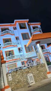 un gran edificio blanco con ventanas y una pared de piedra. en Hotel Leidy Resort, en Melgar