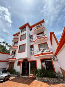 un edificio con un coche aparcado delante en Hotel Leidy Resort, en Melgar