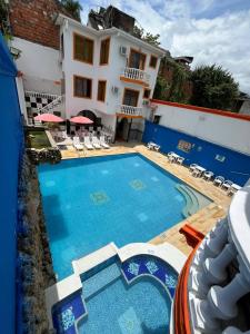 una gran piscina frente a una casa en Hotel Leidy Resort, en Melgar