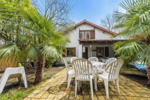 a table and chairs in front of a house at Maison Événementielle à Paris avec jardin terrasse et métro in Montreuil