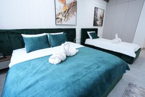 um quarto com 2 camas com animais de toalha em Wohnung IC - Familienfreundliches Apartment em Neuwied