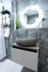 um banheiro com uma pia e um espelho grande em Wohnung IC - Familienfreundliches Apartment em Neuwied mais 13 fotografias