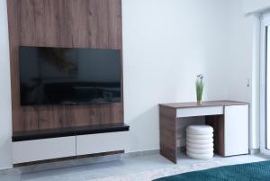 uma sala de estar com uma grande televisão na parede em Wohnung IC - Familienfreundliches Apartment em Neuwied