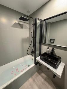 un bagno con lavandino e vasca da bagno di PUERTA De AGUILERA a Berlanga de Duero Altre 5 foto