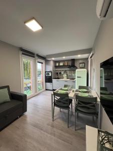 a kitchen and living room with a table and chairs at PUERTA De AGUILERA in Berlanga de Duero