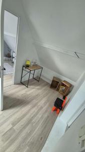 an attic room with a table and a table sidx sidx sidx at Charmante maison près des bords de la Loire in Beaufort-en-Vallée +1 photo