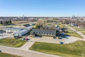uma vista aérea de um edifício com estacionamento em Covered Bridge Inn em Winterset