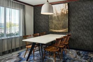 ein Esszimmer mit Tisch und Stühlen in der Unterkunft Fairfield Inn & Suites by Marriott Gillette in Gillette