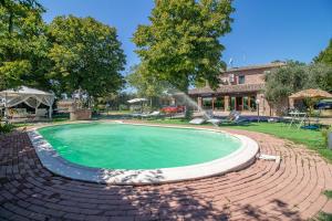 ein Swimmingpool in einem Hof mit einem Haus in der Unterkunft Villa Ferrara Royal Resort & Spa in Coriano