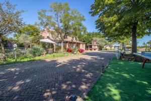 a brick road in front of a house at Villa Ferrara, resort e Location per eventi in Coriano