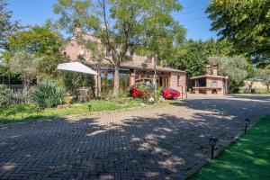 eine steinerne Einfahrt vor einem Haus in der Unterkunft Villa Ferrara Royal Resort & Spa in Coriano