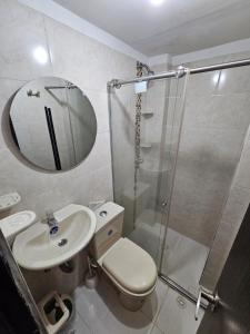 ein Badezimmer mit Toilette, Waschbecken und Dusche in der Unterkunft Apartaestudios centro ibagué in Ibagué