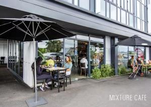 Εστιατόριο ή άλλο μέρος για φαγητό στο The Hideaway - Gym, Sauna, Spa - Beach Access - Secure Parking