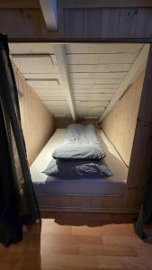 a bed in the middle of a small room at Fox Cabin in Lyngen