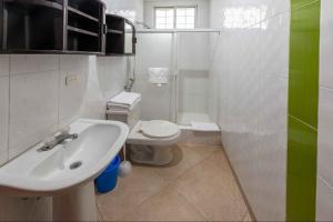 un bagno bianco con lavandino e WC di Suite apartment 101 Santa Marianita Beach Manta by BRISAMAR a Manta Altre 6 foto