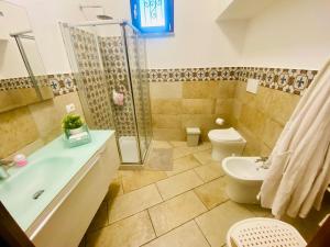 ein Badezimmer mit Dusche, Toilette und Waschbecken in der Unterkunft Casa Francesco in Forza dʼAgro + 83 Fotos