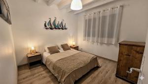 Postel nebo postele na pokoji v ubytování Gîte au bord du Tarn avec ponton et spa