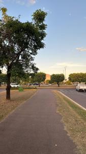 eine Straße mit einem Baum und einem Auto auf der Straße in der Unterkunft Bene Home in Sinop