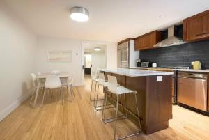 Køkken eller tekøkken på Modern Townhouse in Historic Harlem