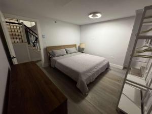 En eller flere senge i et værelse på Modern Townhouse in Historic Harlem