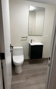 Et badeværelse på Modern Townhouse in Historic Harlem + 12 billeder