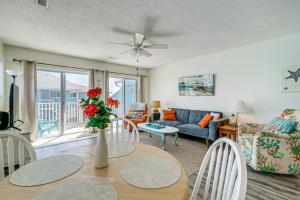 Khu vực ghế ngồi tại Walk to Kure Beach! Bright Condo with Ocean Views