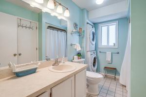 Phòng tắm tại Walk to Kure Beach! Bright Condo with Ocean Views +17 ảnh