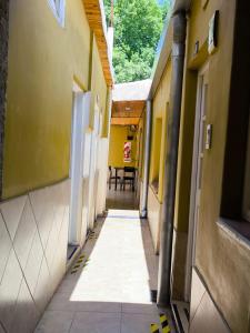 an alley between two buildings with a table in the distance at Parvis Magna HOSTAL in Barraquero