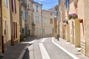 an empty street in an alley with buildings at Charmant studio au centre de Gréoux-les-Bains in Gréoux-les-Bains
