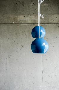 zwei blaue Töpfe hängen von der Decke in der Unterkunft Støkkøya Strandhotell in Hosen + 103 Fotos