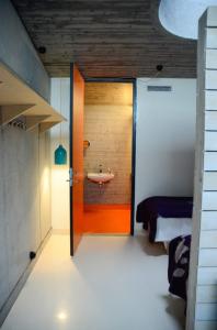 Zimmer mit einem Bad mit einem Waschbecken und einer Tür in der Unterkunft Støkkøya Strandhotell in Hosen