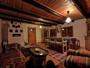 ein Wohnzimmer mit Sofa und Tisch in der Unterkunft Traditionelles Bauernhaus TatraWinterparadies in Telgárt