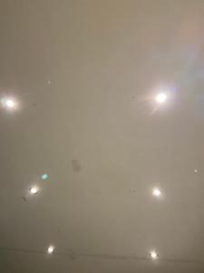 Ein Haufen Lichter an einer nebelverhangenen Decke in der Unterkunft Tyneside Exec Stay in Newcastle upon Tyne