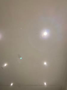 eine Reihe von Lichtern an der Decke mit Rauch in der Unterkunft Tyneside Exec Stay in Newcastle upon Tyne