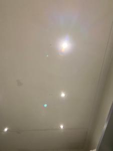 eine Decke mit Einbauleuchten in einem Zimmer in der Unterkunft Tyneside Exec Stay in Newcastle upon Tyne