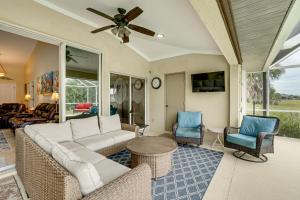 Televiisor ja/või meelelahutuskeskus majutusasutuses Beach Days and Fairways Rotonda West Snowbird Home