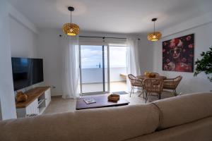 TV a/nebo společenská místnost v ubytování Entre volcanes