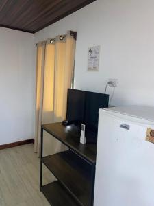 Cette chambre dispose d'un bureau et d'une télévision. dans l'établissement Cabina Entre Playas, à Huacas