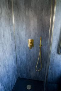 Vannituba majutusasutuses Romantic Seaside Chalet Retreat Solent Breezes