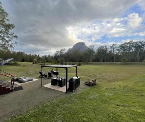 Φυσικό τοπίο κοντά σε οργανωμένο κάμπινγκ