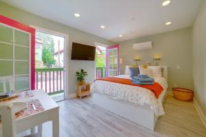 une chambre avec un lit et un balcon dans l'établissement Walk to Festival of Lights Cozy Couples Retreat, à Rubidoux 16 autres photos