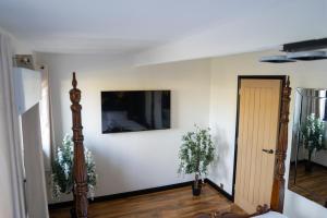 Televiisor ja/või meelelahutuskeskus majutusasutuses Romantic Seaside Chalet Retreat Solent Breezes +11 fotot